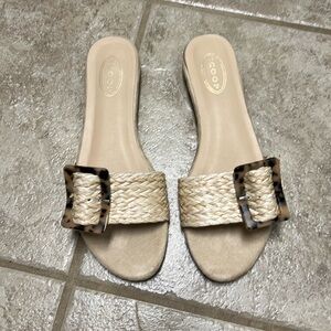 Raffia slides by Scoop